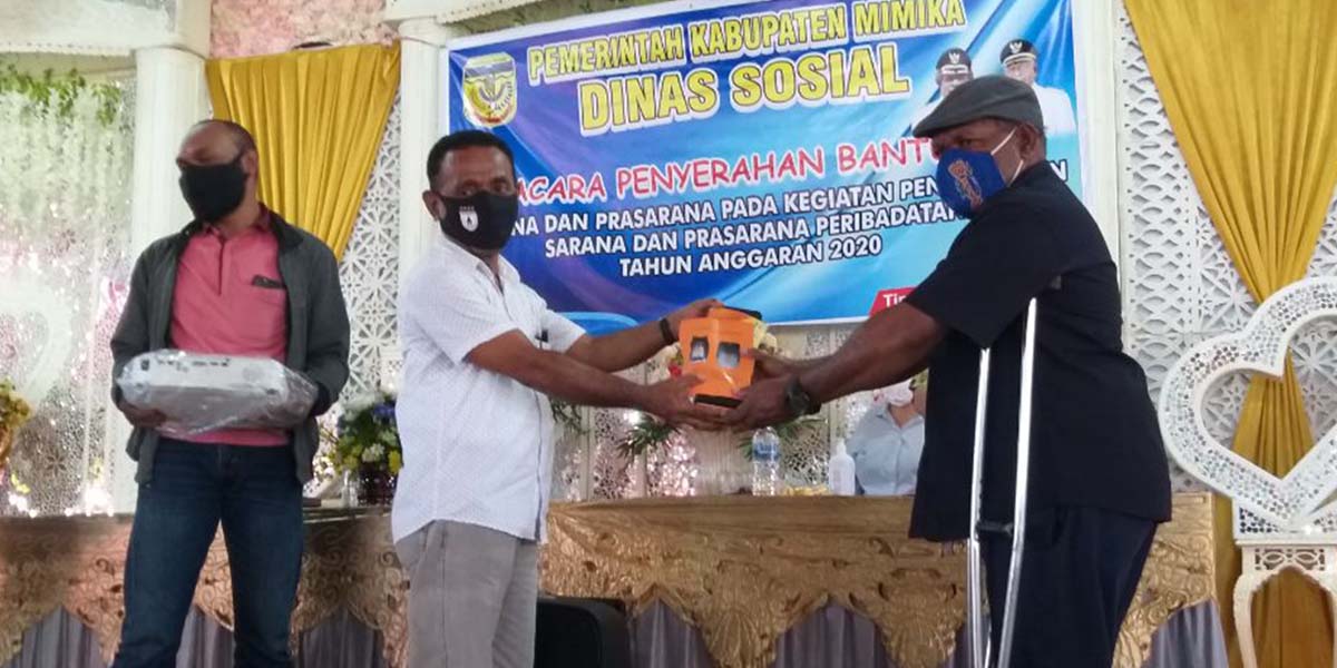 Kadinsos Mimika, Petrus Yumte secara simbolis menyerahkan sarana peribadatan gereja di Gedung Tongkonan, Jumat (07/08/2020)